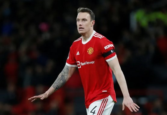 phil-jones-buon-ba-toi-chao-tam-biet-cac-cau-thu-mu-tren-whatsapp-nhung-khong-ai-quan-tam-ca