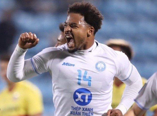 xuan-son-ky-sieu-hop-dong-voi-nam-dinh-he-lo-muc-luong-va-tien-lot-tay-gay-choang