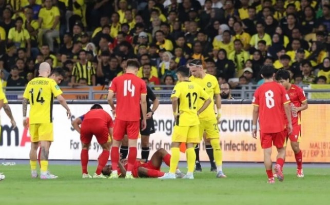 bao-trung-quoc-ha-he-nhin-filip-nguyen-cua-dtvn-nhu-ma-no-canh-trong-sieu-thi