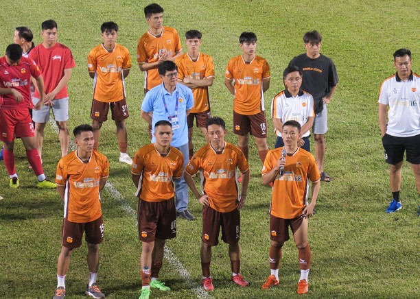 bau-duc-quyet-thay-mau-luc-luong-hagl-sap-tai-ngo-hlv-kiatisak