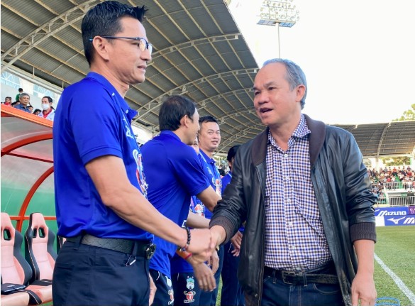 bau-duc-quyet-thay-mau-luc-luong-hagl-sap-tai-ngo-hlv-kiatisak