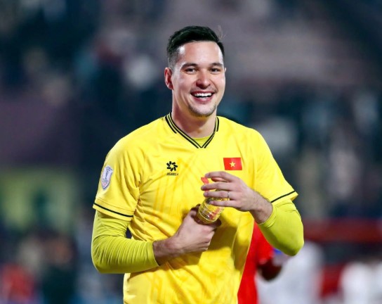 nhieu-cdv-yeu-cau-duoi-filip-nguyen-ra-khoi-dtqg-bat-toan-thua-via-nang-qua