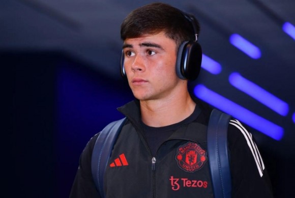 bi-hlv-amorim-ngo-lo-2-vien-ngoc-quy-tren-duong-roi-man-united