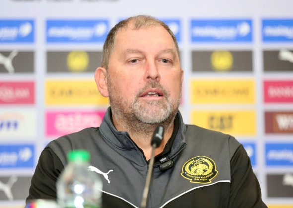 hlv-tuyen-malaysia-lang-tranh-khi-bi-hoi-ve-7-cau-thu-nhap-lau