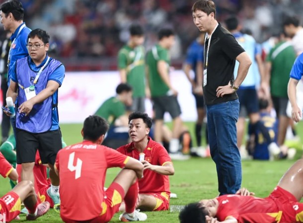 cdv-dong-nam-a-hlv-kim-sang-sik-gia-han-den-2027-thi-viet-nam-se-rat-manh